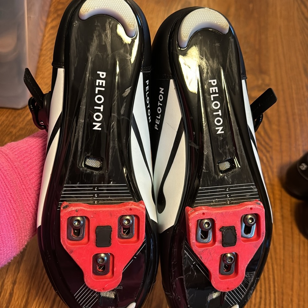 Peloton cycling shoes - 1 pair - 43 (US women's 12/mens 10) - Picture 2 of 4